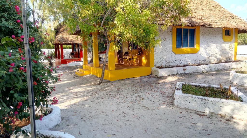 Twisted Palms Lodge & Restaurant Bwejuu Buitenkant foto