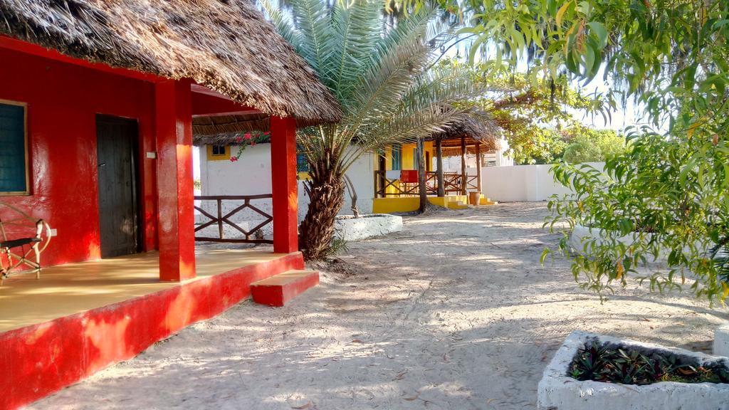 Twisted Palms Lodge & Restaurant Bwejuu Buitenkant foto