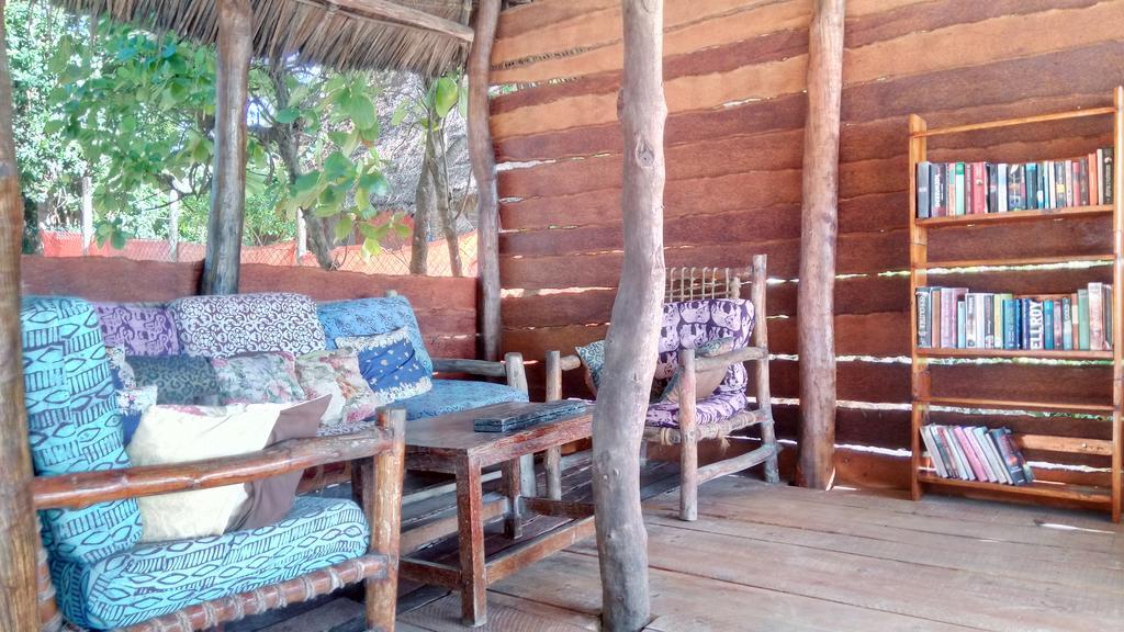 Twisted Palms Lodge & Restaurant Bwejuu Buitenkant foto